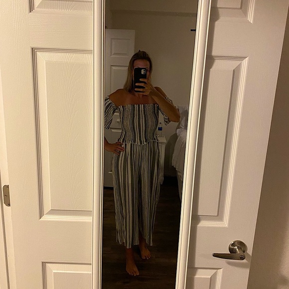 Woman’s romper with off the shoulders sleeves. - Picture 3 of 4